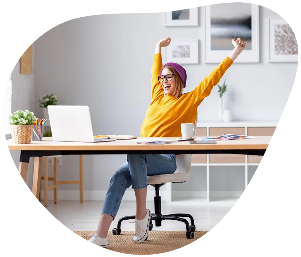 mujer autónoma trabajando desde casa celebra el ahorro en sus impuestos gracias a la gestoría online autonomos.solutions