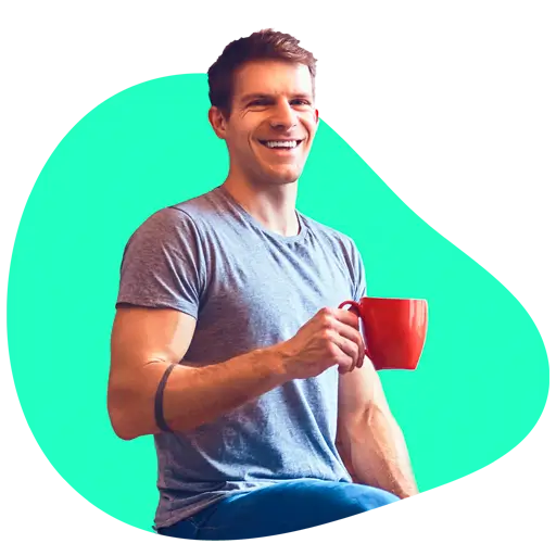 joven sonriente y listo para empezar a trabajar después de hacer su alta como autónomo