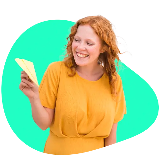 chica sonriente con una avión de papel que representa el envío de datos para darse de alta como autónoma