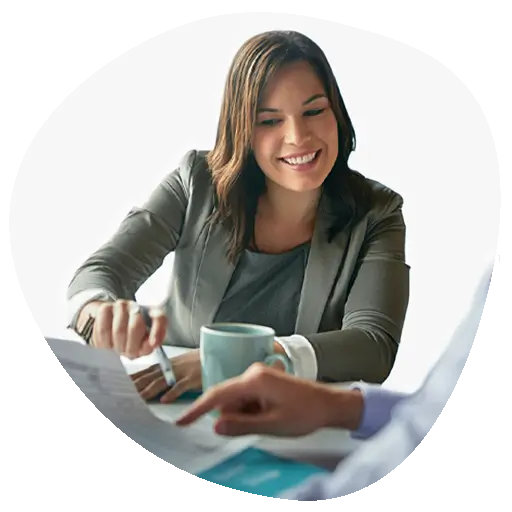 gestora explicando los impuestos preparados y listos para presentar a la administración